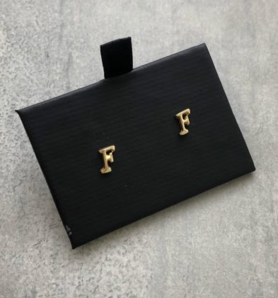 Topos de letra F oro 18K 0.5gr