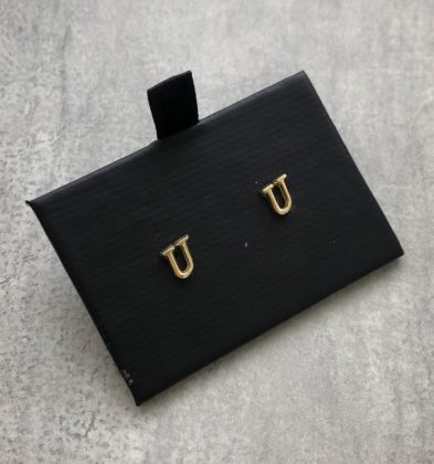 Topos de letra U Oro 18K 0.6gr