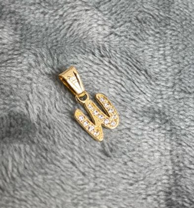 Dije de Letra W oro 18K 0.4 gr
