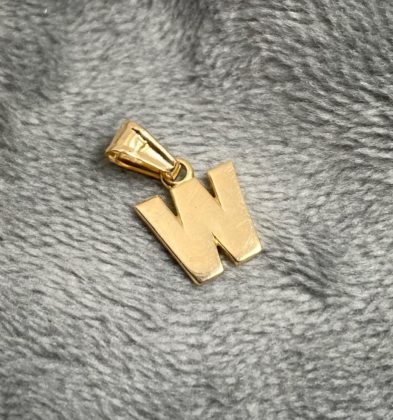 Dije de Letra W oro 18K 0.5 gr