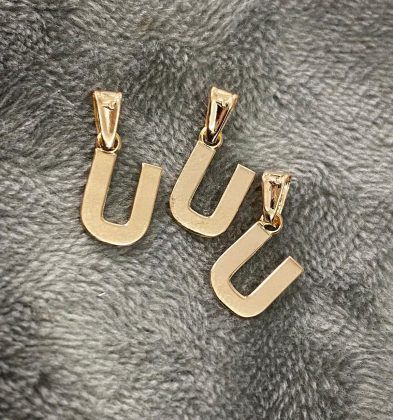 Dije de Letra U oro 18K 0.5 gr