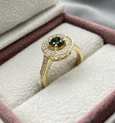 Solitario con 50pts Centrales y 42pts Laterales en diamantes Oro Amarillo 18k 5.5 gr Talla # 6 1/4