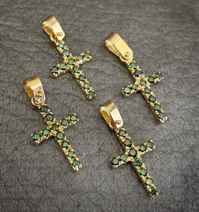Dije Cruz Pequeña con Diamantes Verdes (28pts)  Oro 18k 1.3 gr