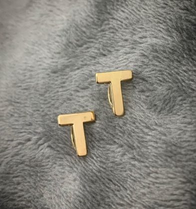 Lindo Dije de Letra T Lisa en Oro Amarillo 18K  0.45gr