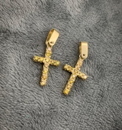 Dije de Cruz con Diamantes Amarillos en Oro Amarillo 18K  1.4gr 0,25 Qts