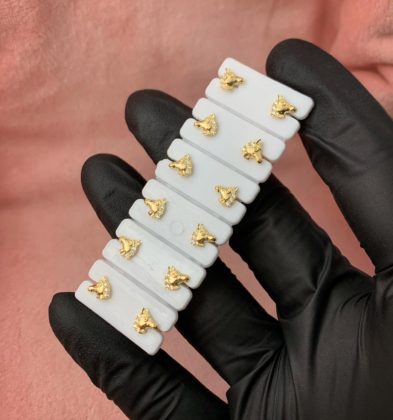 Topos de Caballo con Swarovskis Blancos en Oro Amarillo 18K 0.75gr