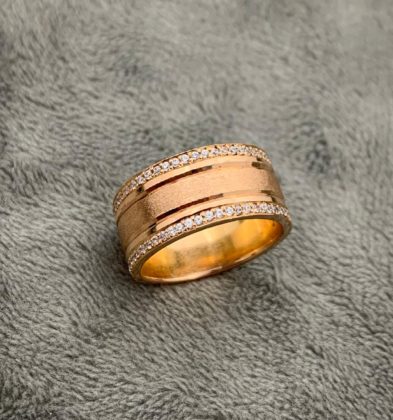 Argolla con Swarovskis  blancos en Oro Rosado 18K 10.45gr #5 1/2