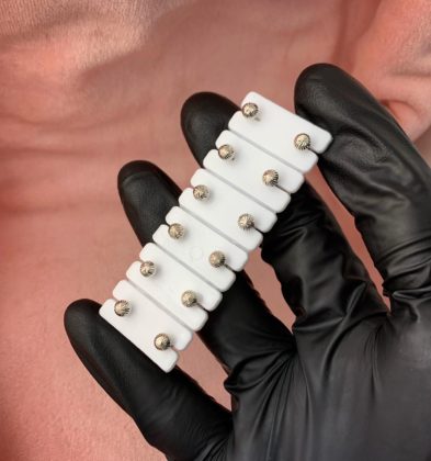 Topos Bolas diamantadas  4mm en Oro Blanco 18K 0.55gr