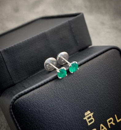 Topos Con Esmeralda en Oro Blanco 18K 0.65 – 31pts 3.5mm