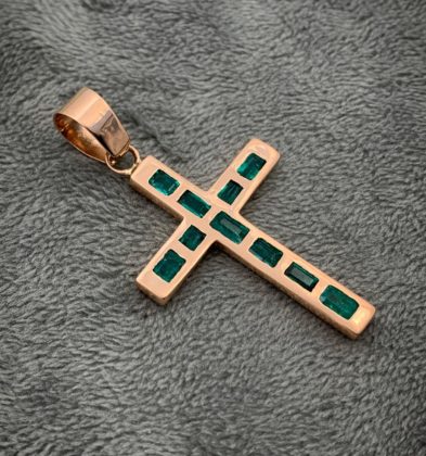 Dije de Cruz con Esmeraldas (100pts) en Oro Rosado 18K 6.05gr