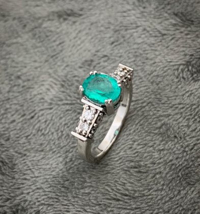 Solitario con Esmeralda (1Qts) y diamantes (35pts) en Oro Blanco 18K 5.0gr #4 3/4