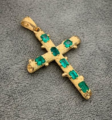 Dije De Cruz Con Esmeraldas 1.8 Qts Oro Amarillo 18K 8.5 gr 5.5cm