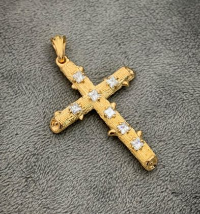 Dije De Cruz Con Diamantes Blancos 1.18 Qts Oro Amarillo 18K 8.9 gr 5.5 cm