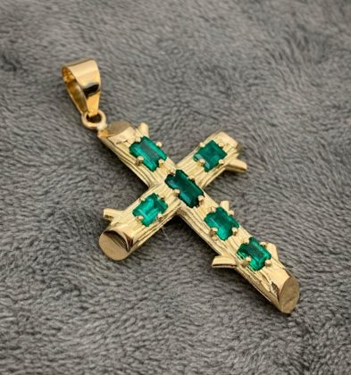 Dije De Cruz Con Esmeraldas 1.37 QTS Oro Amarillo 18K 750 9.8 gr