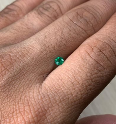 Esmeralda con cristal oscura con 25pts