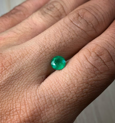 Esmeralda oscura semi-cristalizada con 88pts