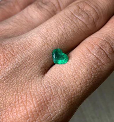 Esmeralda cristal Oscuro en forma de corazón con 95pts