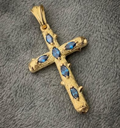 Dije de Cruz rustica con Diamantes Azules (66pts) en Oro Amarillo 18K 5.75gr