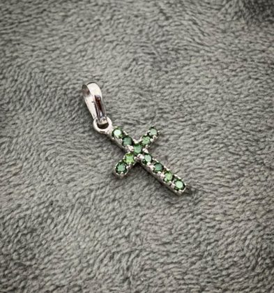 Cruces Con Diamantes Verdes 24 Pts Oro Blanco 18K 1.2 gr