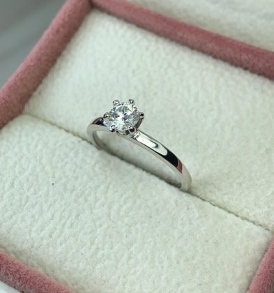 Solitario Con Diamante Central 36 Pts Oro Blanco 18K 2.5 gr Talla #6