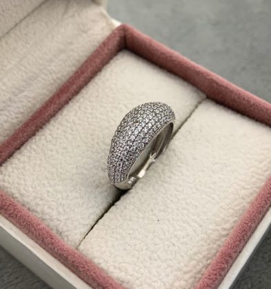 Argolla con Swarovskis Blancos en Oro Blanco 18K 3.85gr #5 1/2