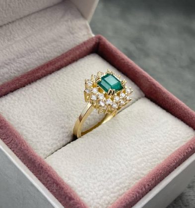 Solitario Con Esmeralda Central 1.3 Qts Y Diamantes Laterales  0.67 Qts Oro Amarillo 18K 6.7 gr Talla #6