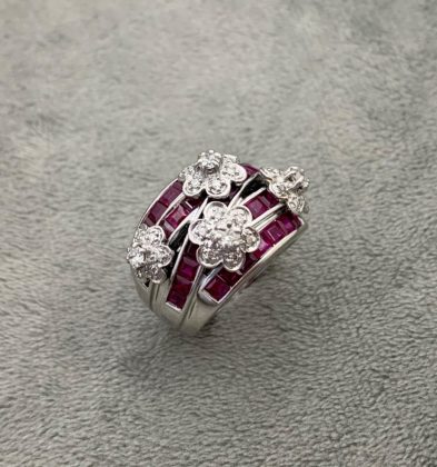 Anillo Con Rubie 232 Pts Y Diamantes 88 Pts Oro Blanco 18K 17.65 gr Talla #7 3/4