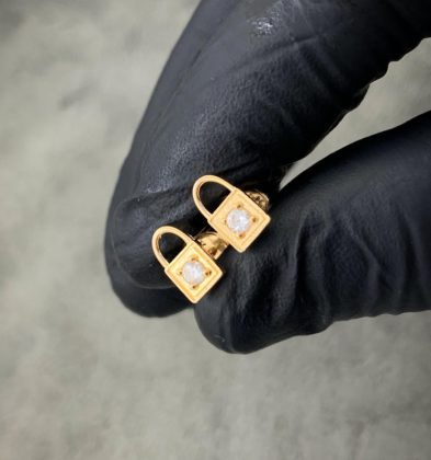 Topos de Candado con Swarovskis blancos  en Oro Amarillo 18K  1.15gr