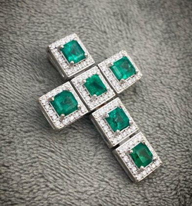 Dije De Cruz Con Esmeraldas 3.4 Qts Y Diamantes 80 Pts Oro Blanco 18K 9.4 gr 3.6 cm