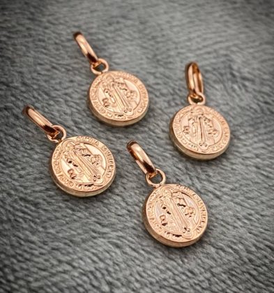 Dije De San Benito Oro Rosa 18K 0.4 gr 1.5 mm