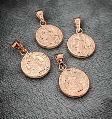 Dije De San Benito Oro Rosa 18K 0.8 gr 2.2 mm
