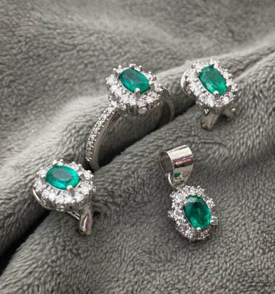 Juego De Pisa Argolla, Aretes Y Dije Con Esmeraldas 1.76 Qts Y Diamantes 1.76 Qts Oro Blanco 18K 12.95 gr