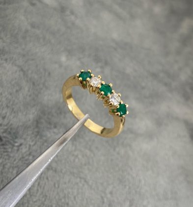 Anillo Con 25 Pts De Diamantes y 30 Pts De Esmeraldas Oro Amarillo 18k 3.8gr #4 3/4