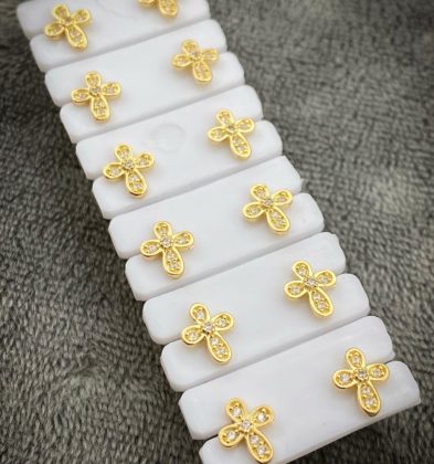 Topo De Cruz Con Swarovski Oro Amarillo 18K 1.0 gr 7.4 mm