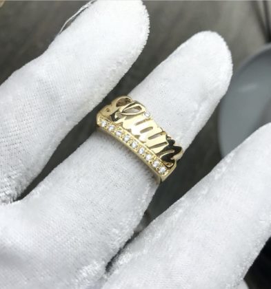 Anillo De Nombre Con 20 Pts De Diamantes 6gr  Por Fabricacion