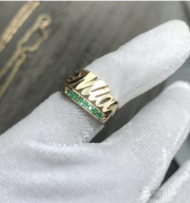 Anillo De Nombre Con 14 Pts De Esmeralda 6gr Por Fabricacion