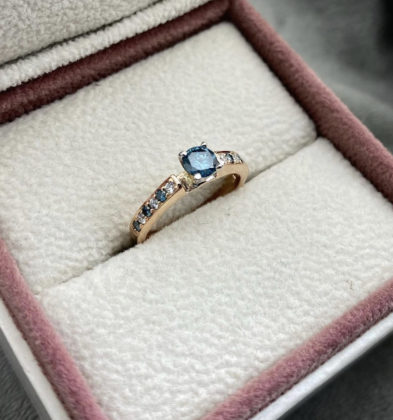 Solitario Por Fabricación Con 36pts Diamantes Central 18pts Diamantes Laterales 3.2gr