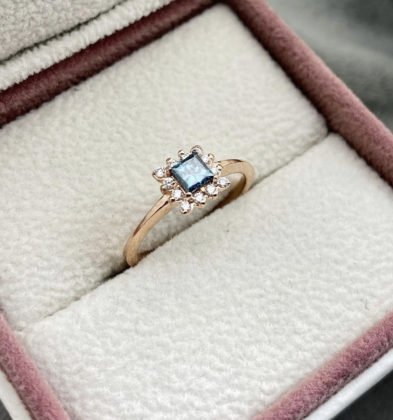 Solitario Por Fabricación Con 35pts Diamante Central 11pts Diamantes Laterales 2.5gr