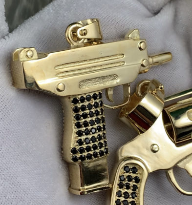 Dije De Mini Uzi Con Swarovski ( Oro Amarillo,Blanco Y Rosa ) Por Fabricación 100gr