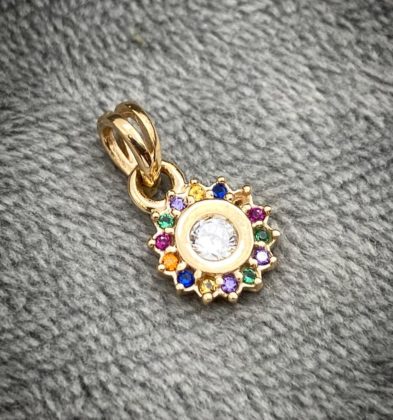 Dije De Flor Con Swarovski Multicolor Oro Amarillo 18k 1.3gr 1.5cm