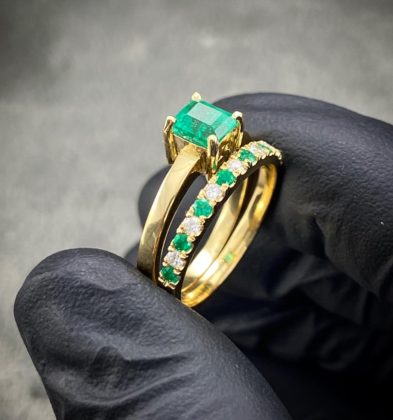 Solitario Con Esmeralda 67 Pts Y Complemento Con Esmeraldas 14 Pts Y Diamantes 14 Pts Oro Amarillo 18K 6.1 gr Talla #6