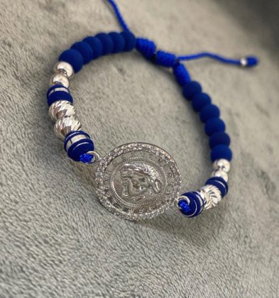 Pulsera En Hilo Azul Herraje De Medusa Swarovski Blanco Oro Blanco 18k