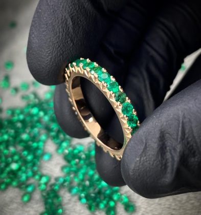 Argolla Con Esmeraldas 1.67 Qts Oro Rosa 18K 5.0 gr Talla #7 3/4