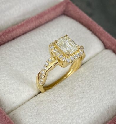 Anillo Con 1.0Qts Central De Diamantes,Laterales 0.35Qts Diamantes Oro Amarillo 18k 5.6gr Talla # 6 1/2