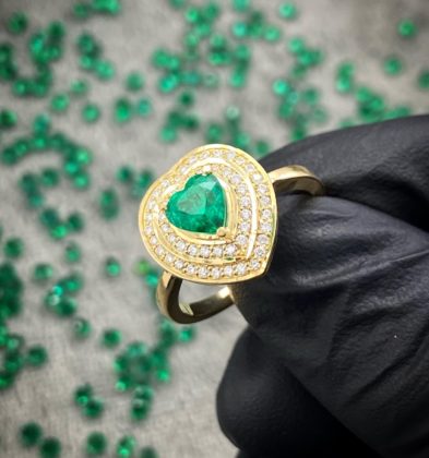 Anillo En Forma De Corazon Con Esmeralda De Corazon 74 Pts Y Diamantes Laterales 24 Pts Oro Amarillo De 18K 5.8 gr Talla #6 3/4