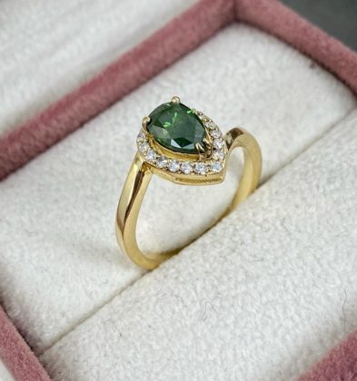 Solitario Con Piedra Central 0.93Qts Diamante, Diamante Lateral 0.12Qts Oro Amarillo 18k 750 4.0gr Talla 5 3/4