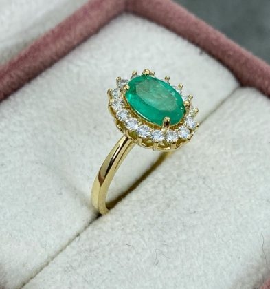 Solitario Con Piedra Central 1.03Qts De Esmeralda,Diamante 0.35Qts Oro Amarillo 18k 750 4.0gr Talla # 6