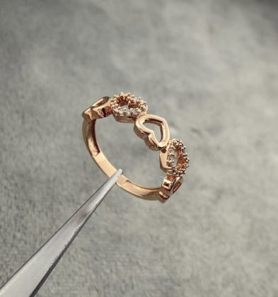 Anillo De Corazones Con Swarovski Blancos Oro Rosado 18K 3.4 gr Talla #8 1/4