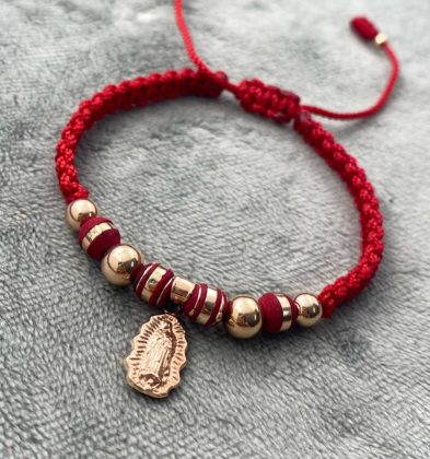 Pulsera En Hilo Rojo Con Dije De La Virgen De Guadalupe Oro Rosa 18k