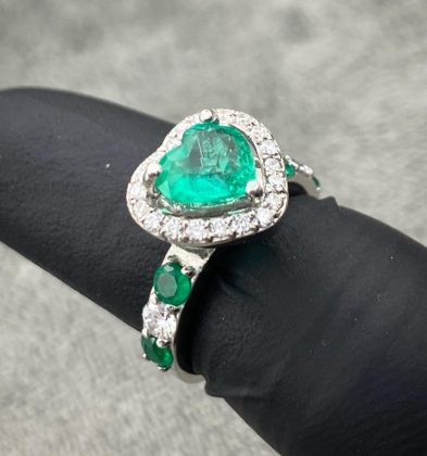 Anillo Con Corazón 1.25Qts Esmeralda Central,22Pts Diamantes Central,43Pts Esmeralda Lateral, 22Pts Diamante Lateral Oro Blanco 18k 5.8gr Talla # 4 1/2